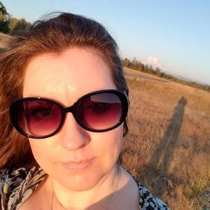 Meet your Posher, Hollie